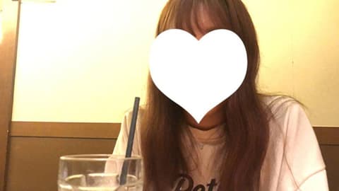 真奈香22岁・颜射。色情新手美容师的真心话。原本只是想进行採访，却被颜射了的始末！（043） FC2-PPV-4777803