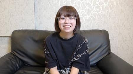 （初次拍摄）一位身高149厘米、娇小玲珑、戴着眼镜、有点书呆子气的美女尝试了她的第一次POV拍摄 FC2-PPV-4786388